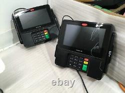 Deux processeurs de carte de crédit Ingenico Isc Touch 480 avec support de carte de crédit Ingenico