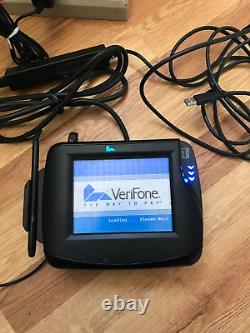 Machine de carte de crédit VERIFONE M090-107-01-RB avec câble Multi-Port MX, stylo et alimentation.